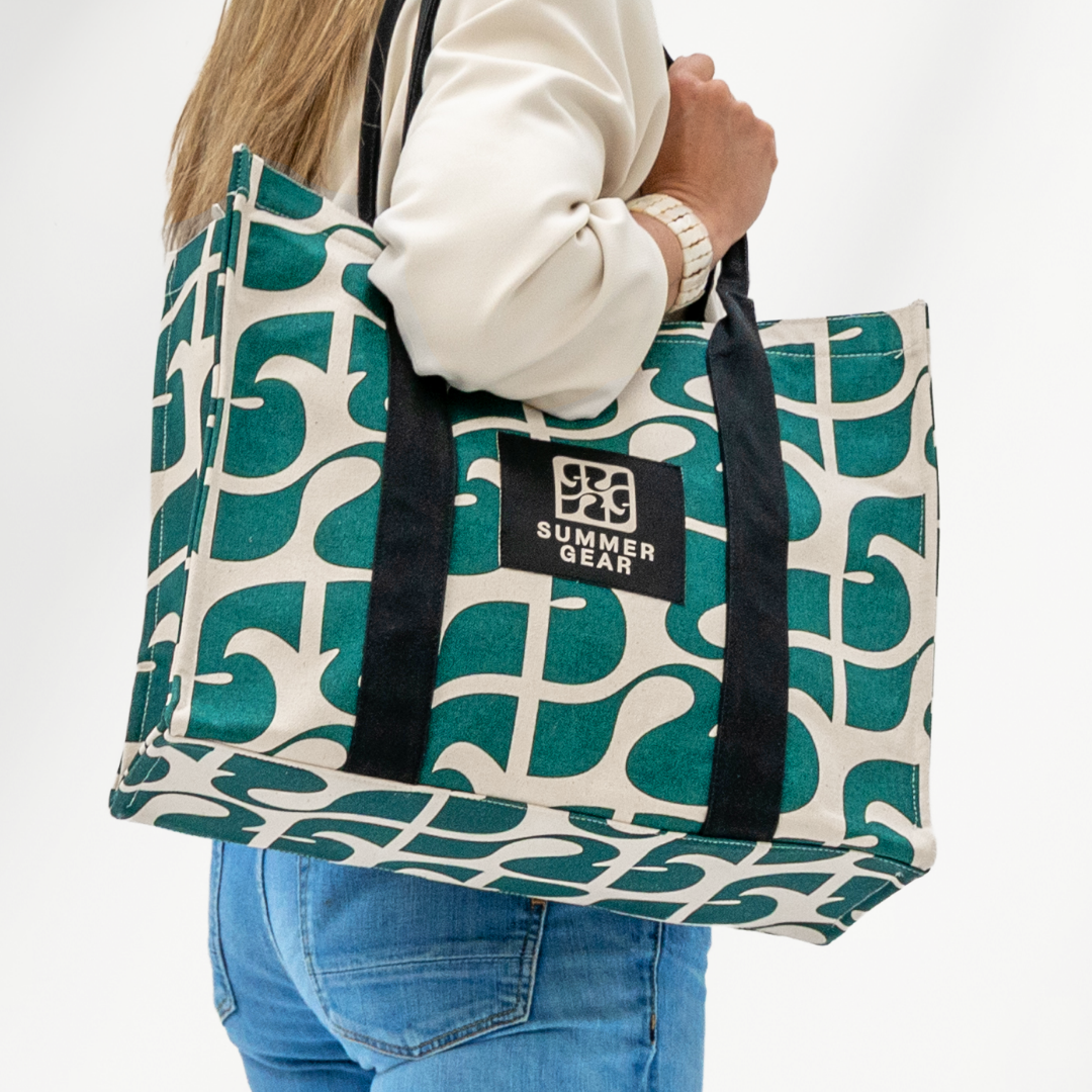 tote bag Blooming van canvas met groene print schuin gedragen over de schouder bij model