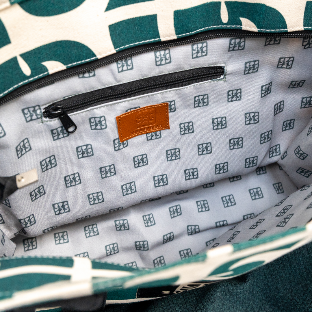 Tote bag Blooming van canvas met groene print detailshot van de binnenkant incl binnenvak