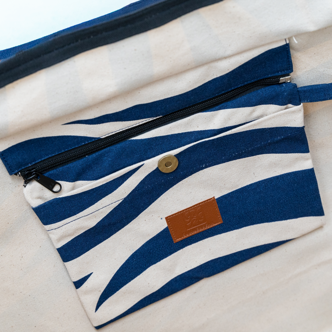Grote strandtas Onda XL met 2 handvaten die volledig afsuit met rits van canvas in de kleur blauw en naturel binnenzijde incl gratis clutch