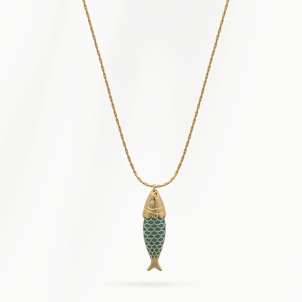 Goudvergulde damesketting Fish van SummerGear met lange fijne schakelketting en vishanger met blauwgroene schubben op lichte achtergrond