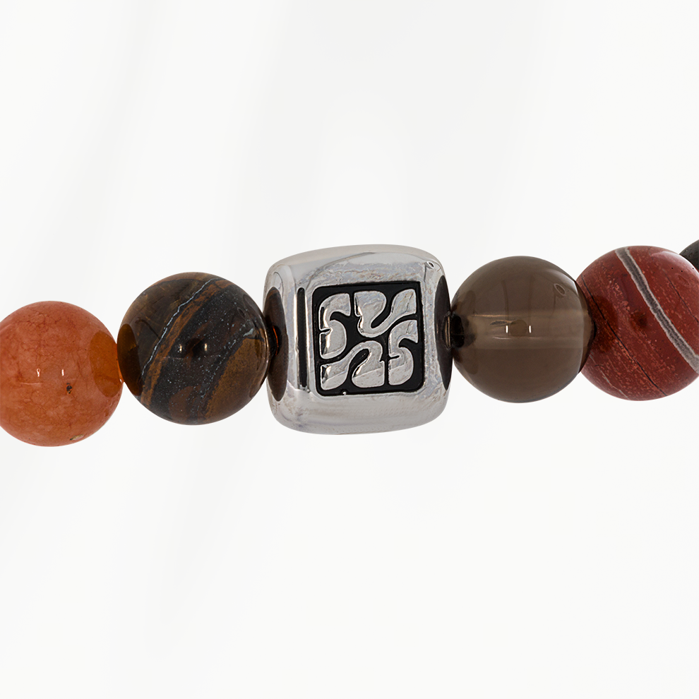 Detail van de SummerGear Soft Stone herenarmband met metalen logodetail en oranje, bruin gemarmerde kralen