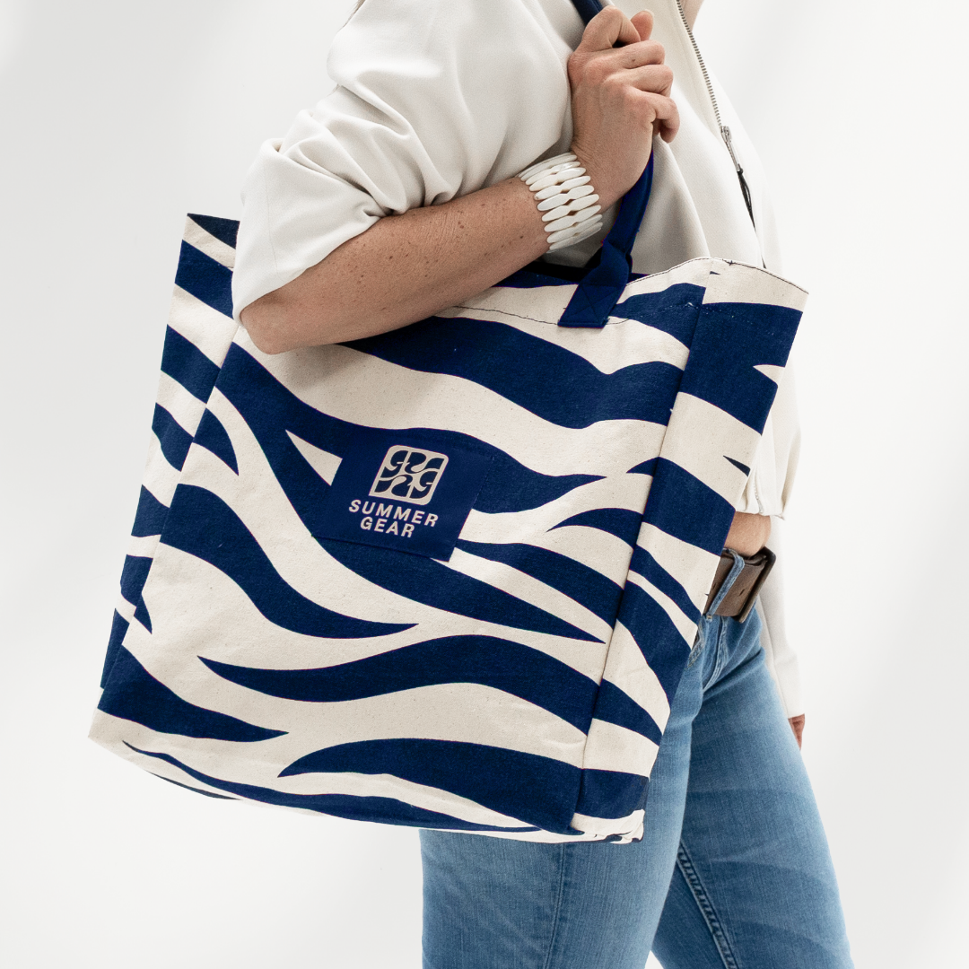 Shopper Onda van canvas met blauwe print schuin gedragen over de schouder bij model
