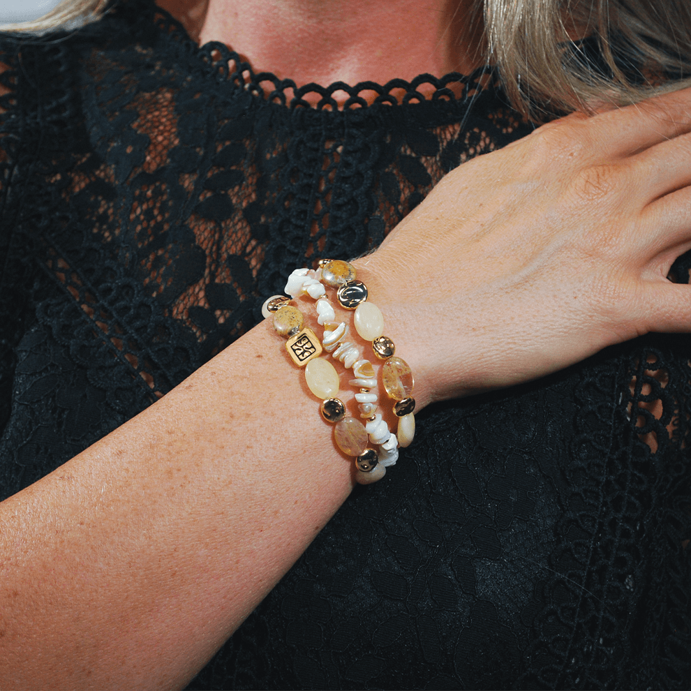 Solena Sand Shell dames armbanden gedragen bij zwarte top met neutrale natuursteen tinten