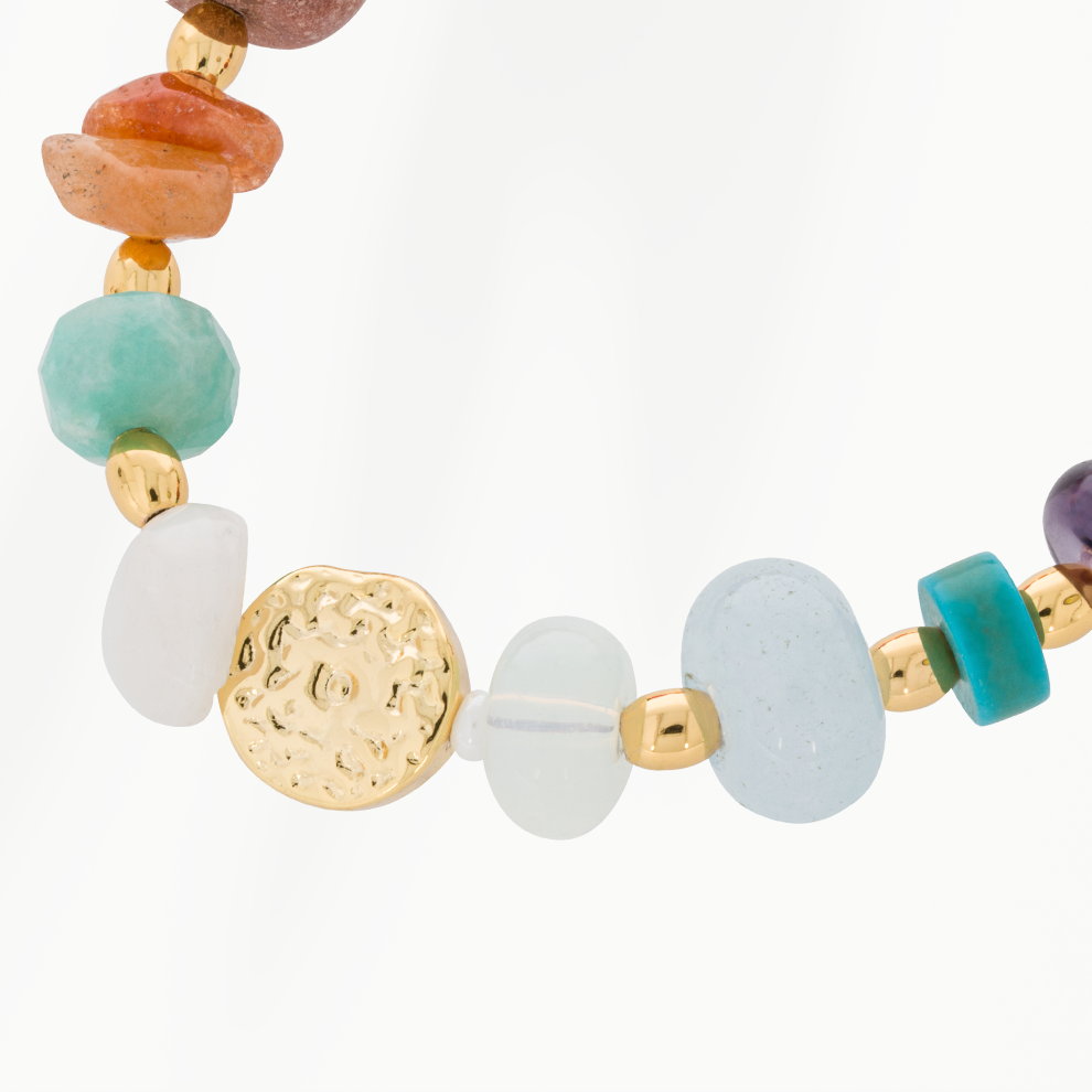 Detail van Solena Color Ritual dames ketting met mix van natuurstenen kralen en 18k vergulde accenten