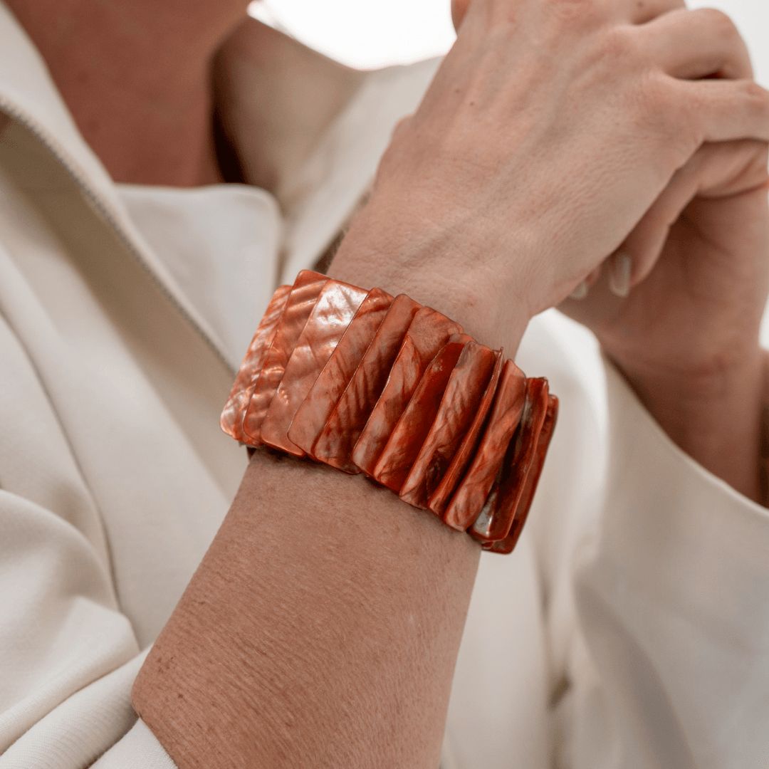 Parelmoer armband Amber Shell met warme roodbruine glans om de pols
