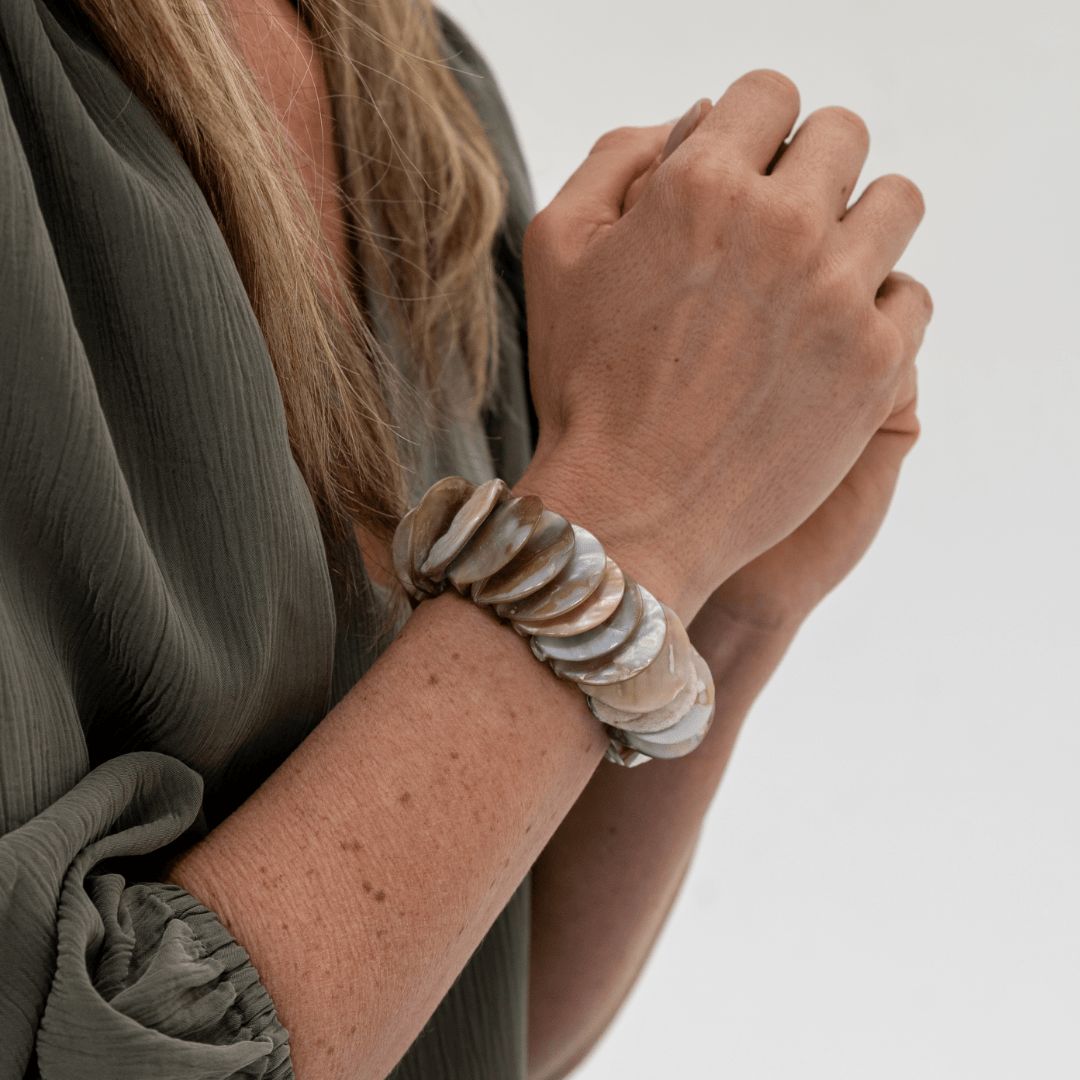 Licht zandkleurige parelmoer armband Luna Sand om de pols