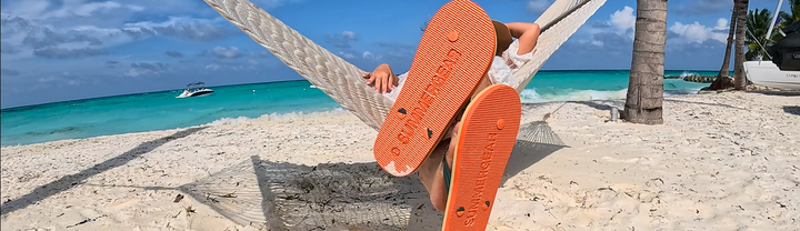 Dame op hangmat met teenslippers