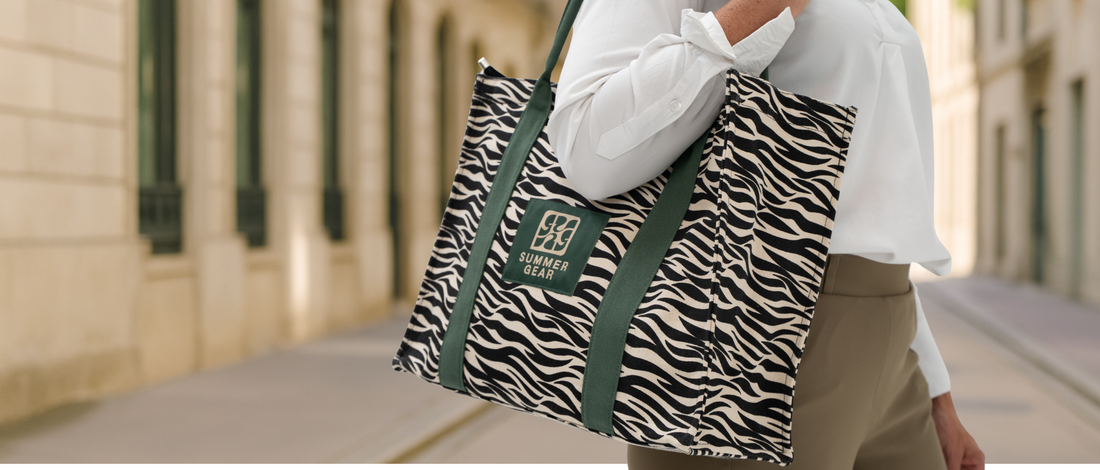 Savan Tote Bag met zebraprint en groene details gedragen over de schouder tijdens een dag in de stad