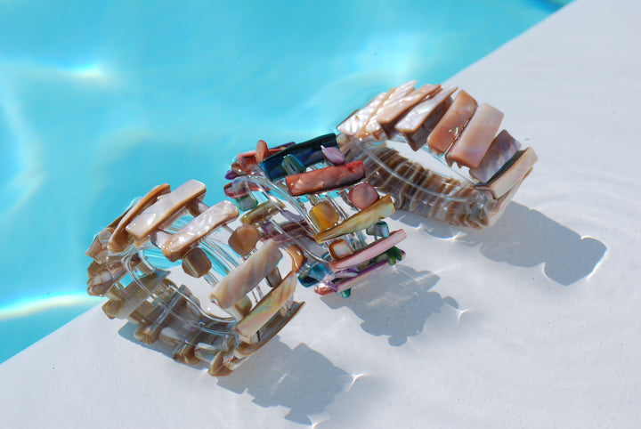 Zomerse sieraden: hoe je parelmoer en eenvoud combineert tot stijl