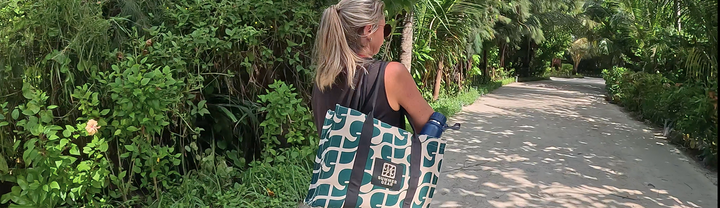 Blooming Tote Bag canvas shopper gedragen op zonnig pad in groene omgeving