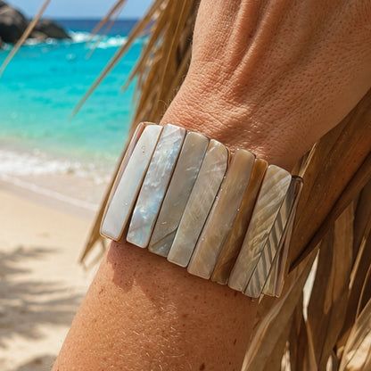 Parelmoer armband Sand Shell met brede lichte parelmoerschakels gedragen bij zee
