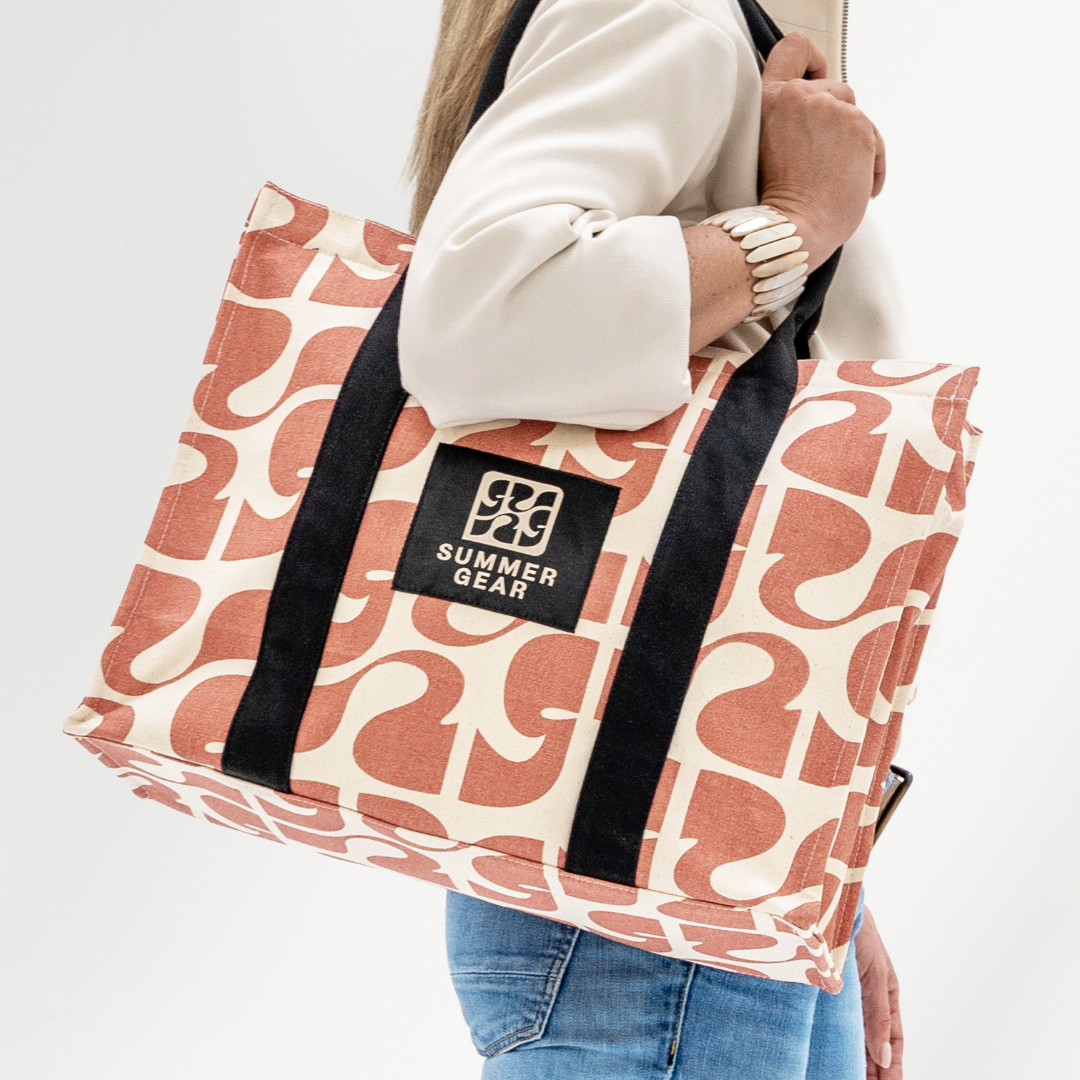 tote bag amora van canvas met roze print gedragen over de schouder bij model
