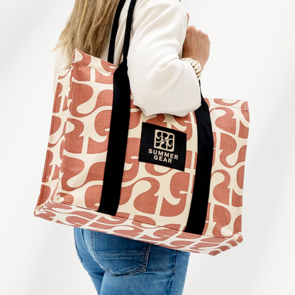 tote bag amora van canvas met roze print gedragen schuin over de schouder bij model