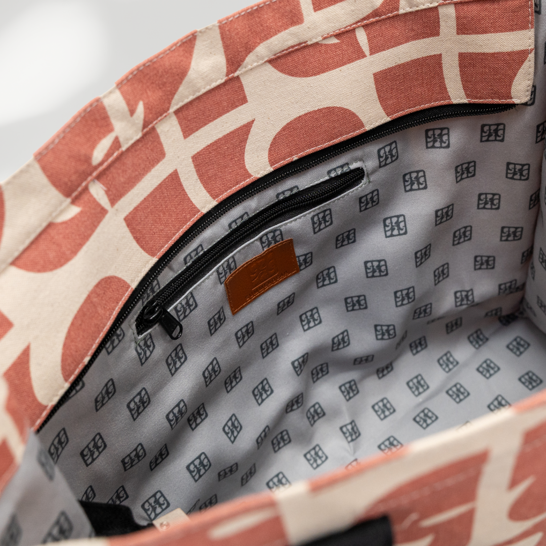 Tote bag Amoravan canvas met roze print detailshot van de binnenkant incl binnenvak
