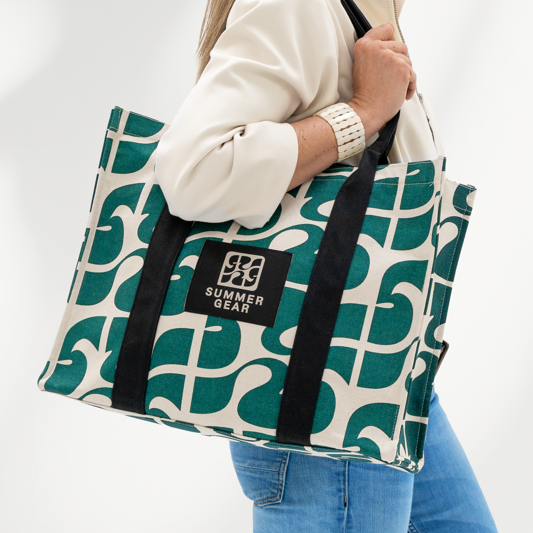tote bag Blooming van canvas met groene print gedragen over de schouder bij model