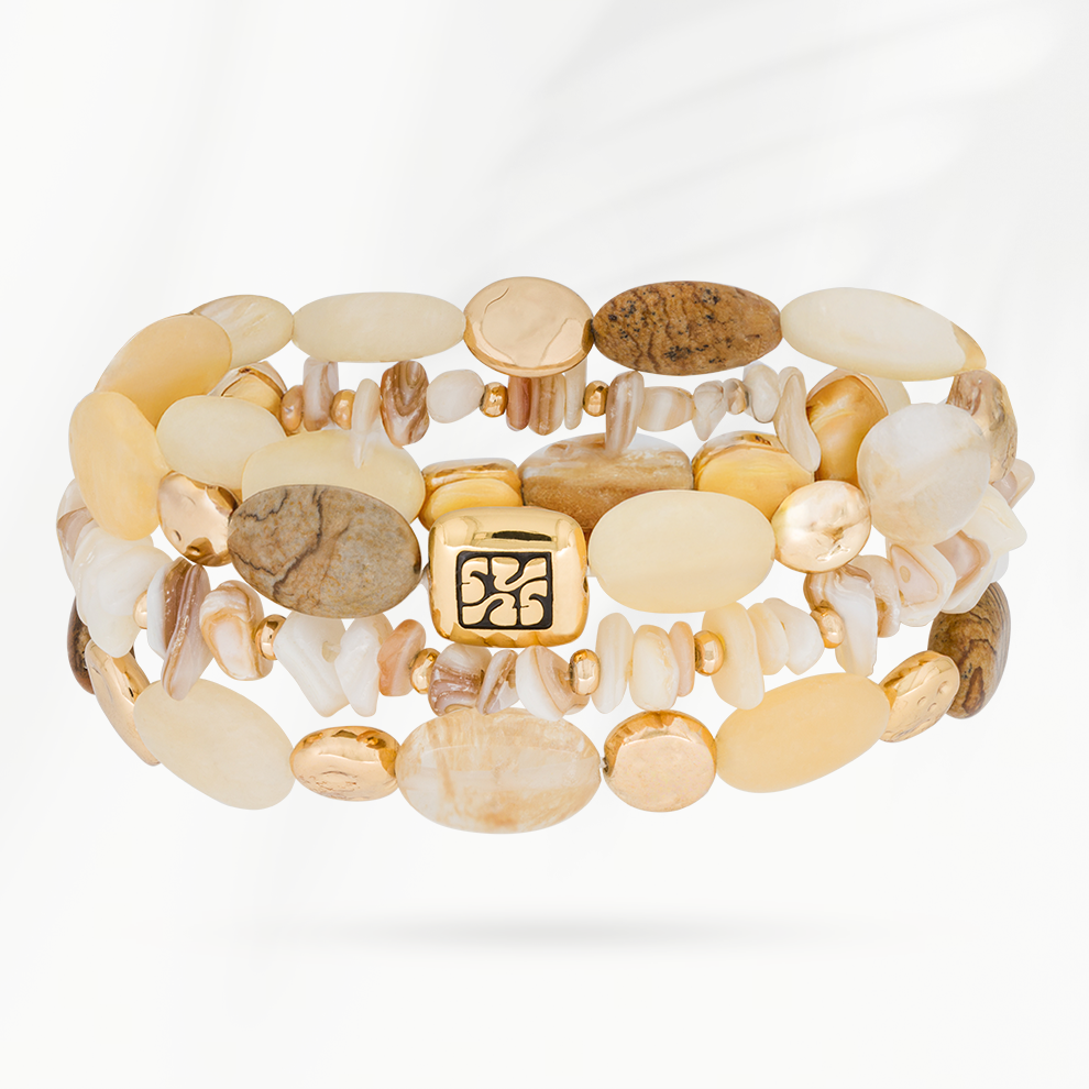 Sand armbandenset van SummerGear met drie armbanden van zandkleurige natuurstenen kralen, witte schelpdetails en goudkleurige accenten.