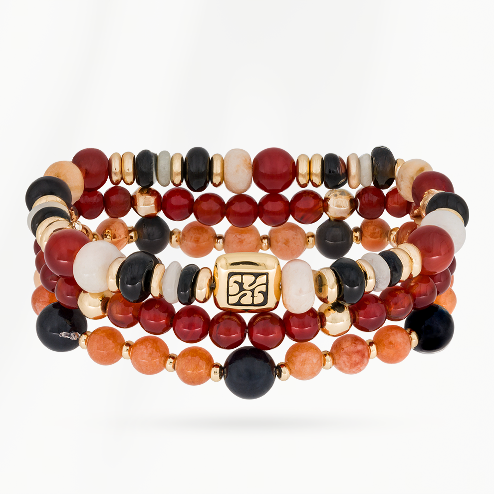 Armbandenset Sunset Mix van SummerGear met drie armbanden van dieprode, oranje, zwarte en naturel kralen en goudkleurige details.