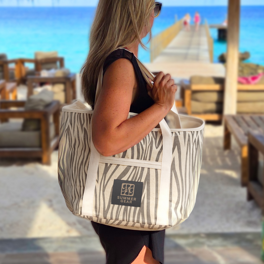 SummerGear City Bag Avalon op het strand met handdoek en zomerse essentials