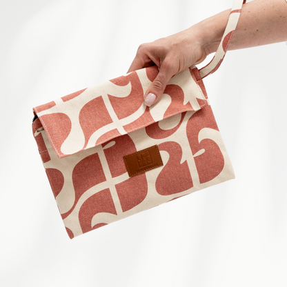 Afritsbare clutch van de Beach Bag XL van SummerGear met roze print schuin gefotografeerd
