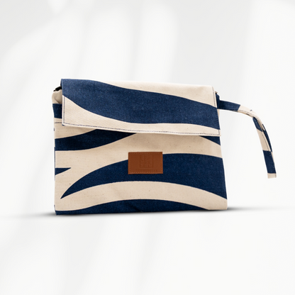 Afritsbare clutch van de Beach Bag XL van SummerGear met blauw streeppatroon van voren