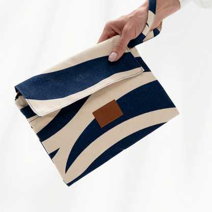 Afritsbare clutch van de Beach Bag XL van SummerGear met blauw streeppatroon schuin gefotografeerd