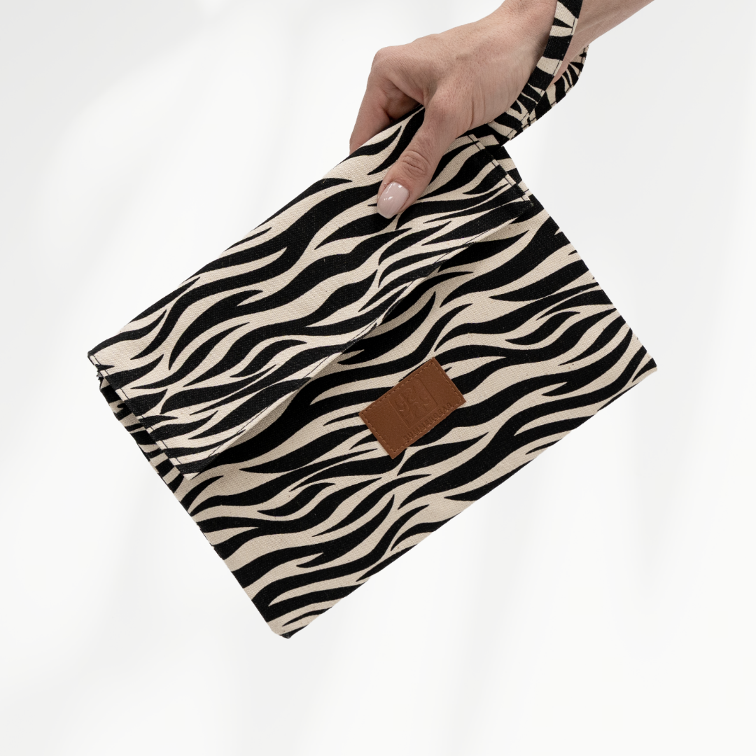 Afritsbare clutch van de Beach Bag XL van SummerGear met zebraprint schuin gefotografeerd