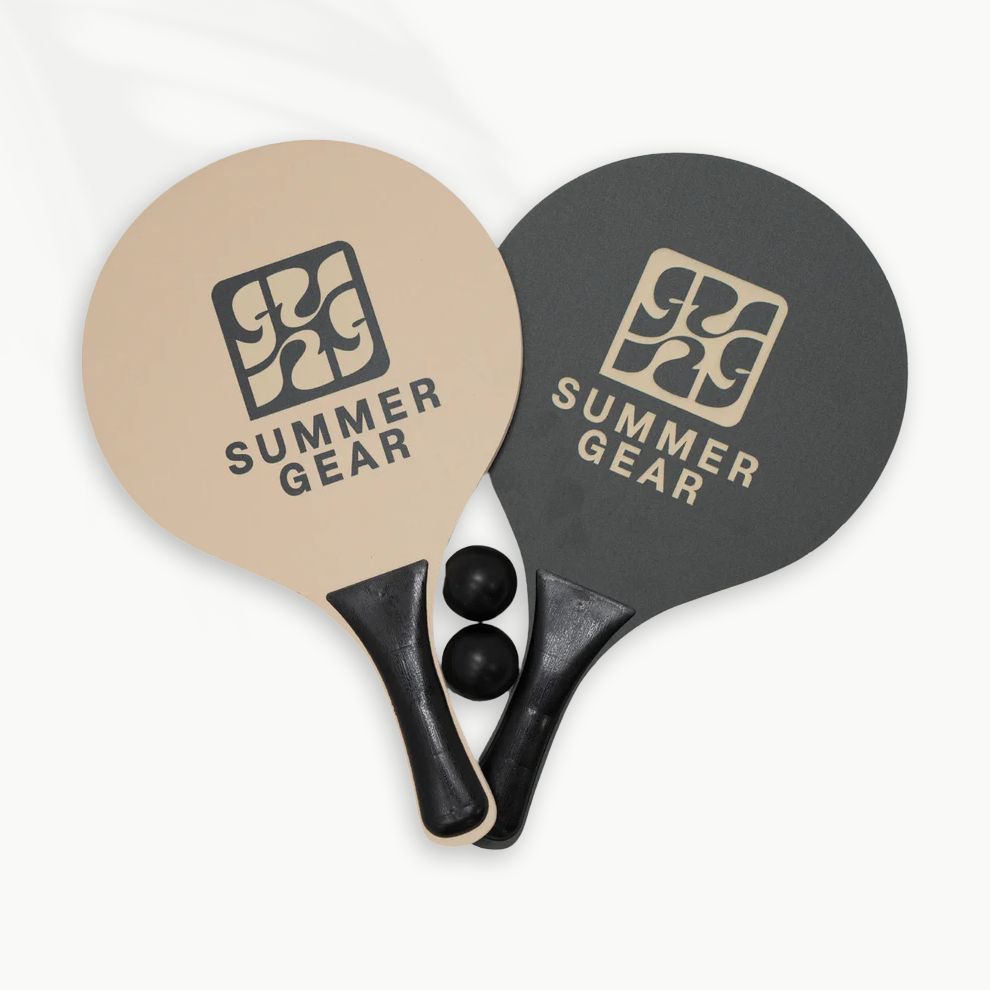 Beachball set met twee houten rackets en zwarte ballen op lichte achtergrond