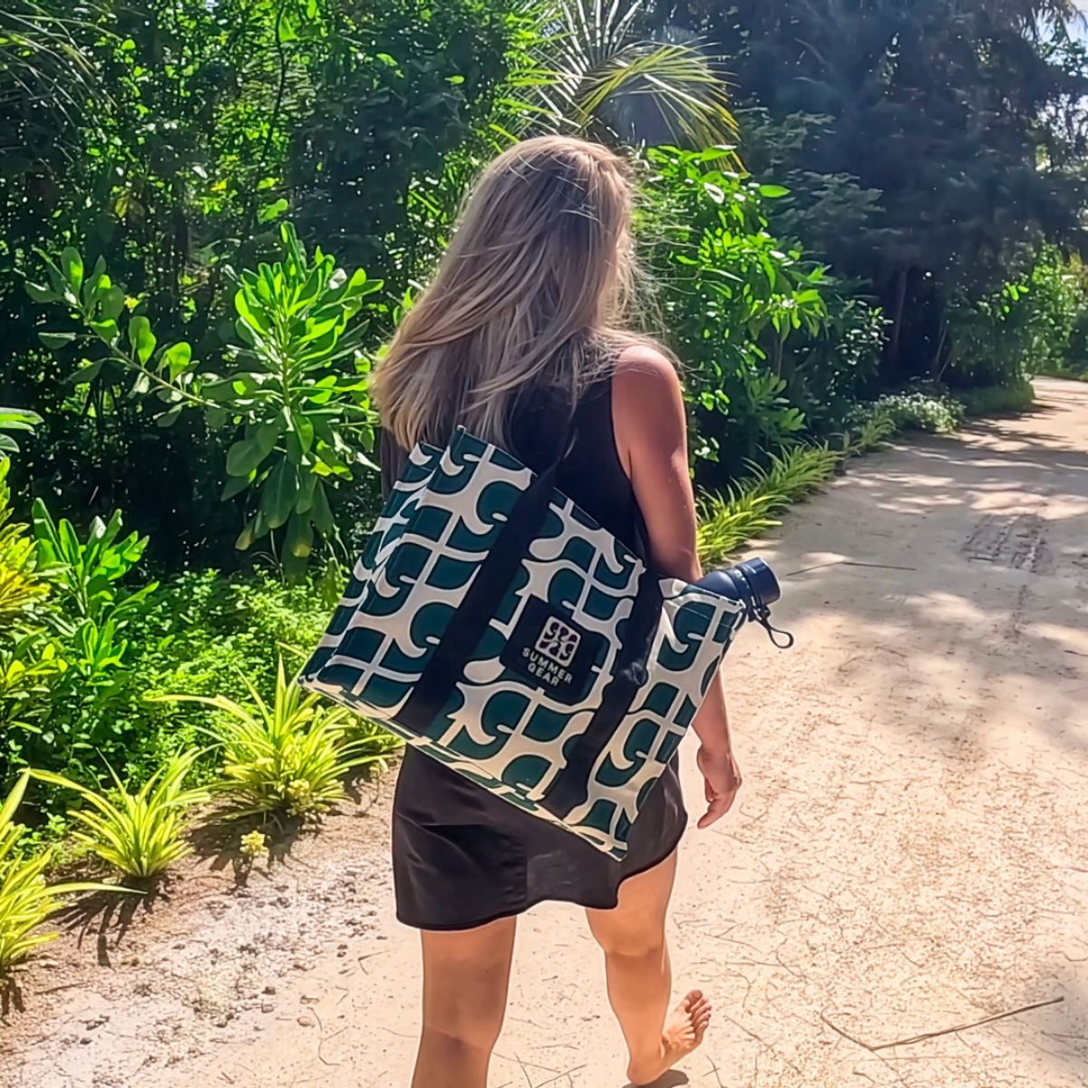 Tote Bag Blooming van canvas gedragen tijdens wandelen op tropisch pad, ruime tas voor dagelijks gebruik en onderweg