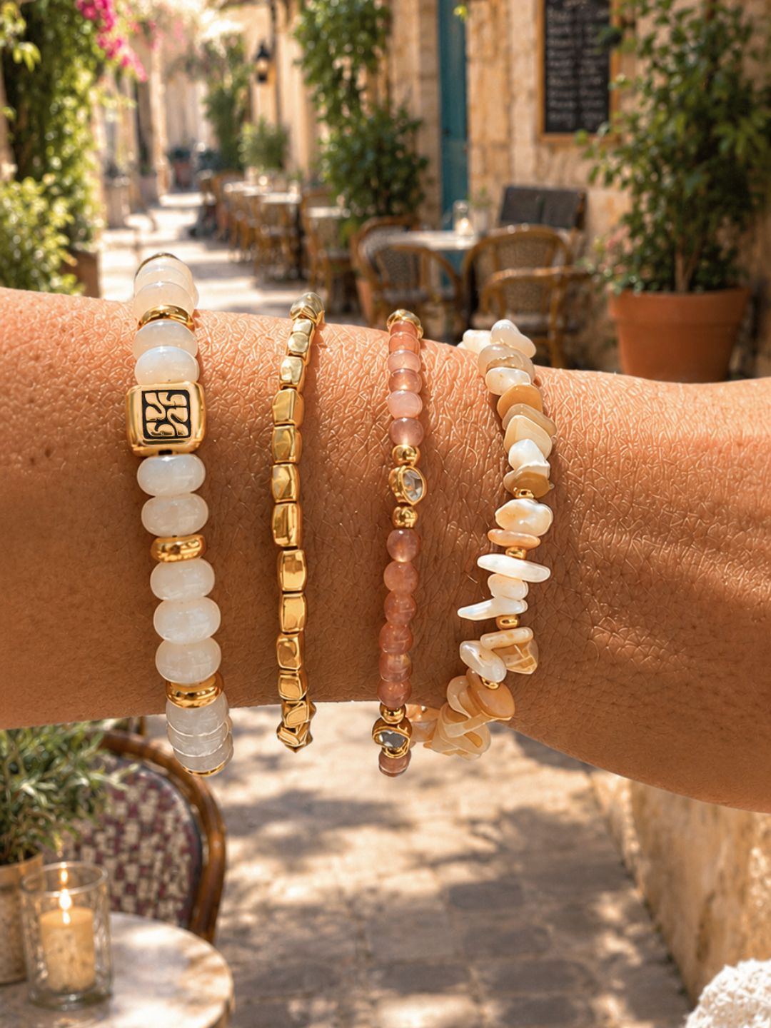 Armbandenset Blush van SummerGear met lichte kralen en goudkleurige accenten, gedragen om de pols