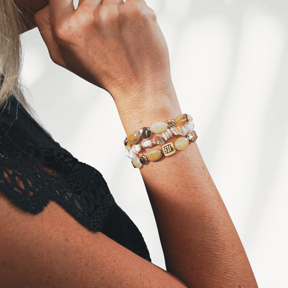 Sand Shell dames armbanden met natuursteen gedragen om de pols met 18k gold plated details