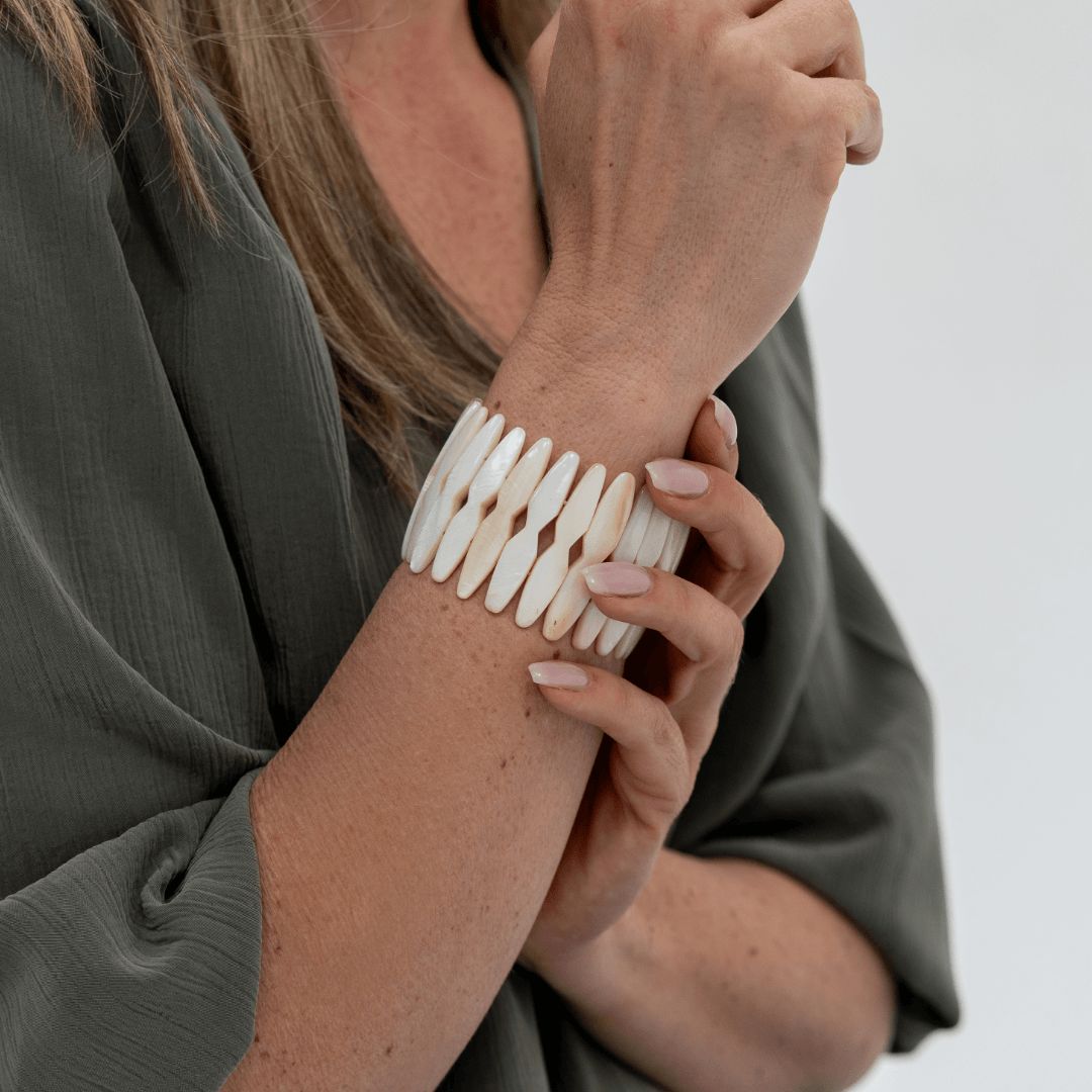 Brede parelmoer armband Ivory van echt parelmoer in lichte ivoorwitte tint