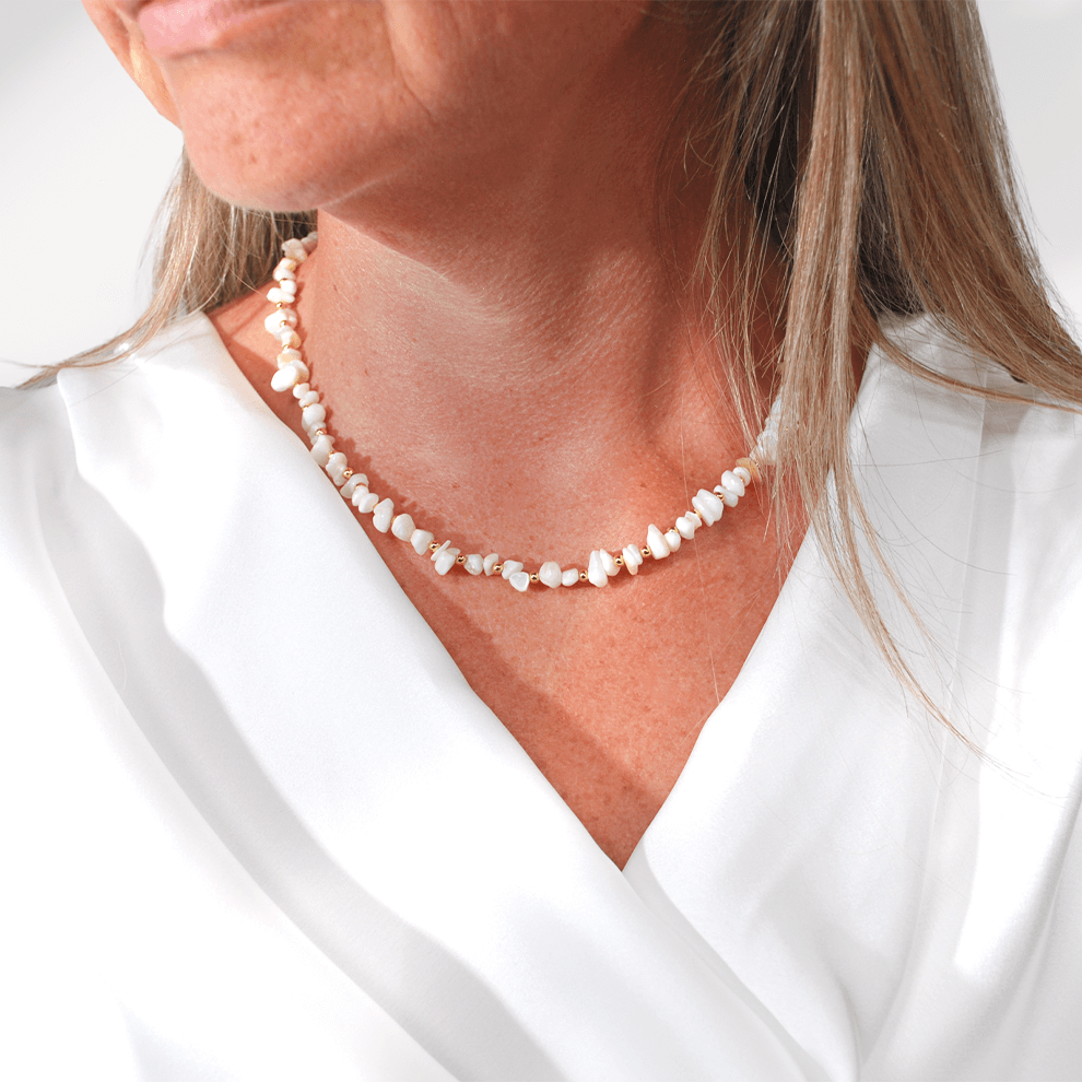 Coastline Drift schelpenketting  dames gedragen bij zomerse outfit met witte blouse