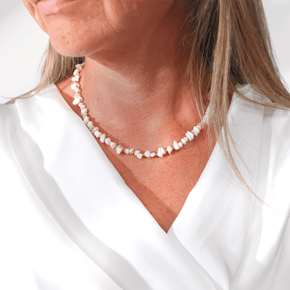 Coastline Drift schelpenketting  dames gedragen bij zomerse outfit met witte blouse