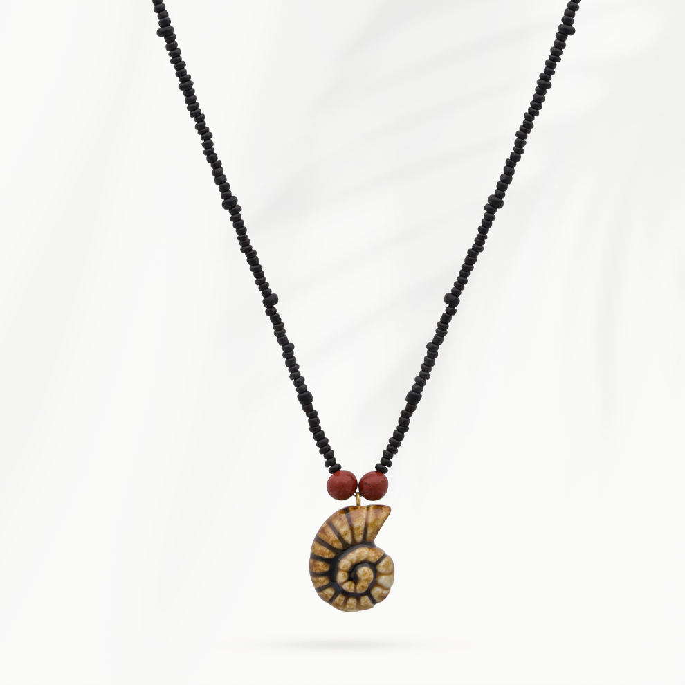 Coastline Sun Shell ketting met zwarte kralen en schelpvormige hanger