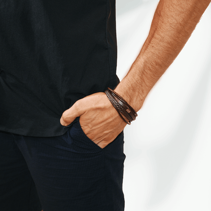 Core Dust Trail heren armband van leer gedragen om de pols met casual outfit