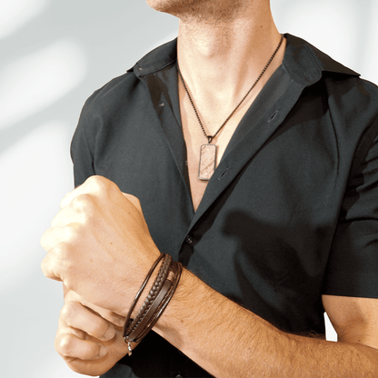 Core Dust Trail leren heren armband gedragen bij zwarte blouse