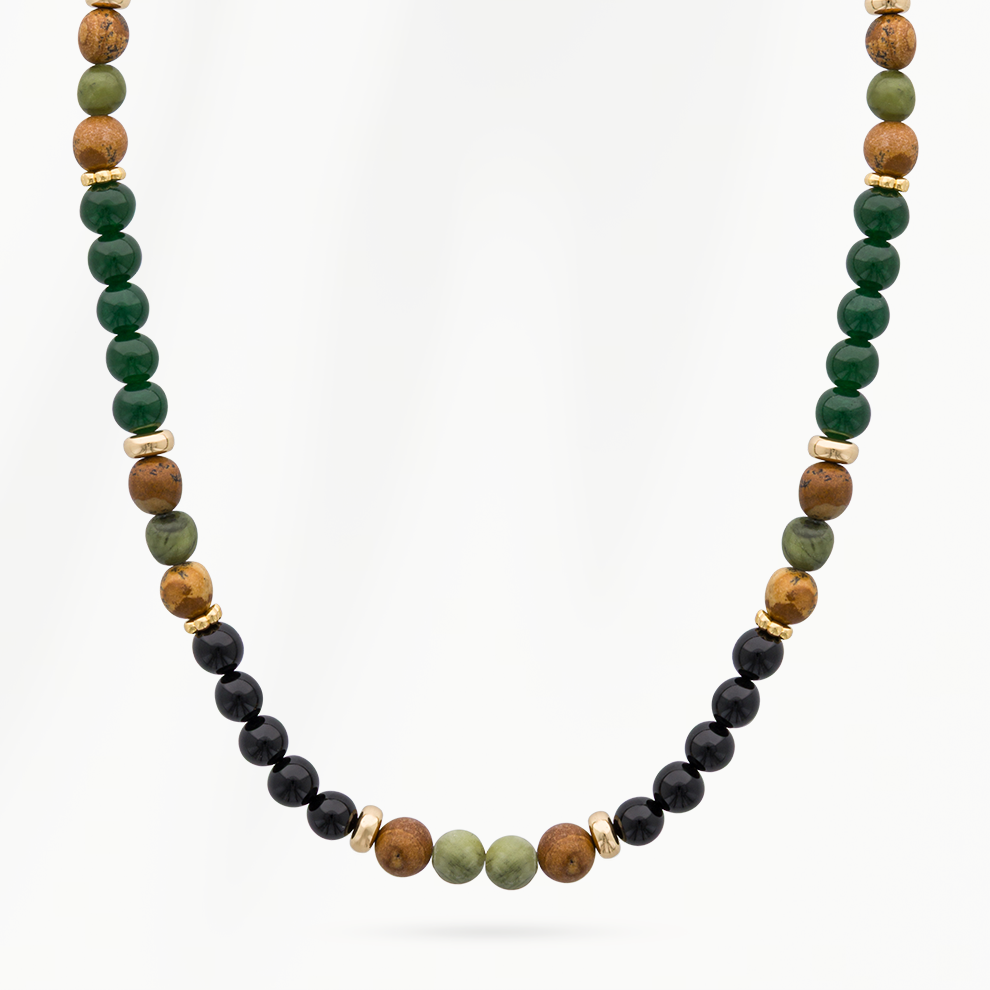 Detail van de Forest Green kralenketting voor heren met diepgroene, bruine en zwarte kralen en kleine goudkleurige tussenkralen.