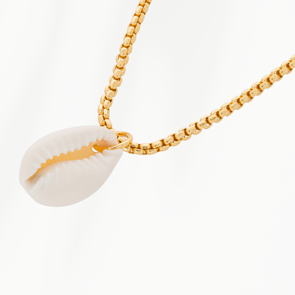 Close-up van de goudvergulde damesketting Coastline van SummerGear met echte witte schelphanger en goudkleurige schakels