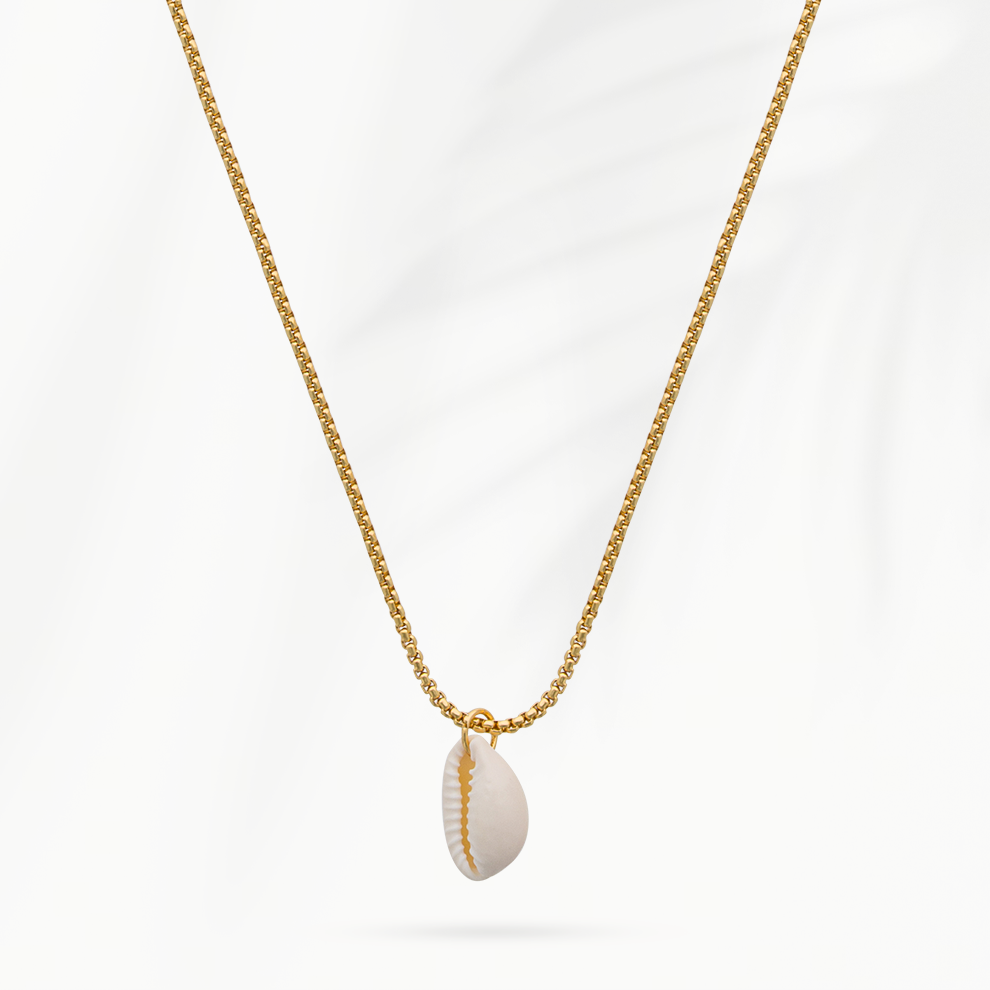 Goudvergulde damesketting Coastline van SummerGear met echte naturelwitte schelphanger op lichte achtergrond Kopiëren