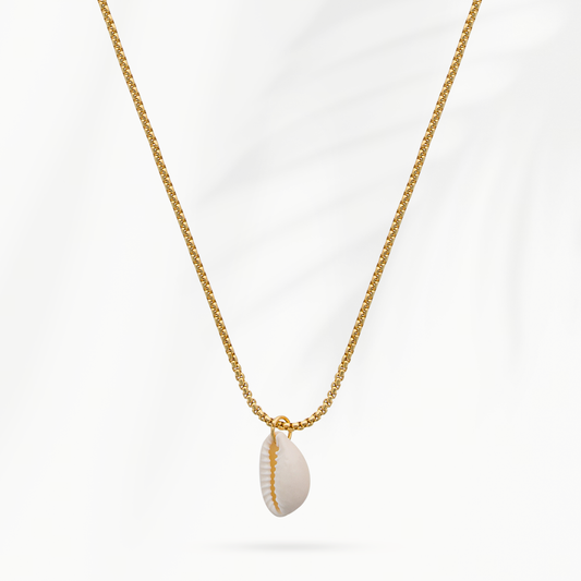 Goudvergulde damesketting Coastline van SummerGear met echte naturelwitte schelphanger op lichte achtergrond Kopiëren