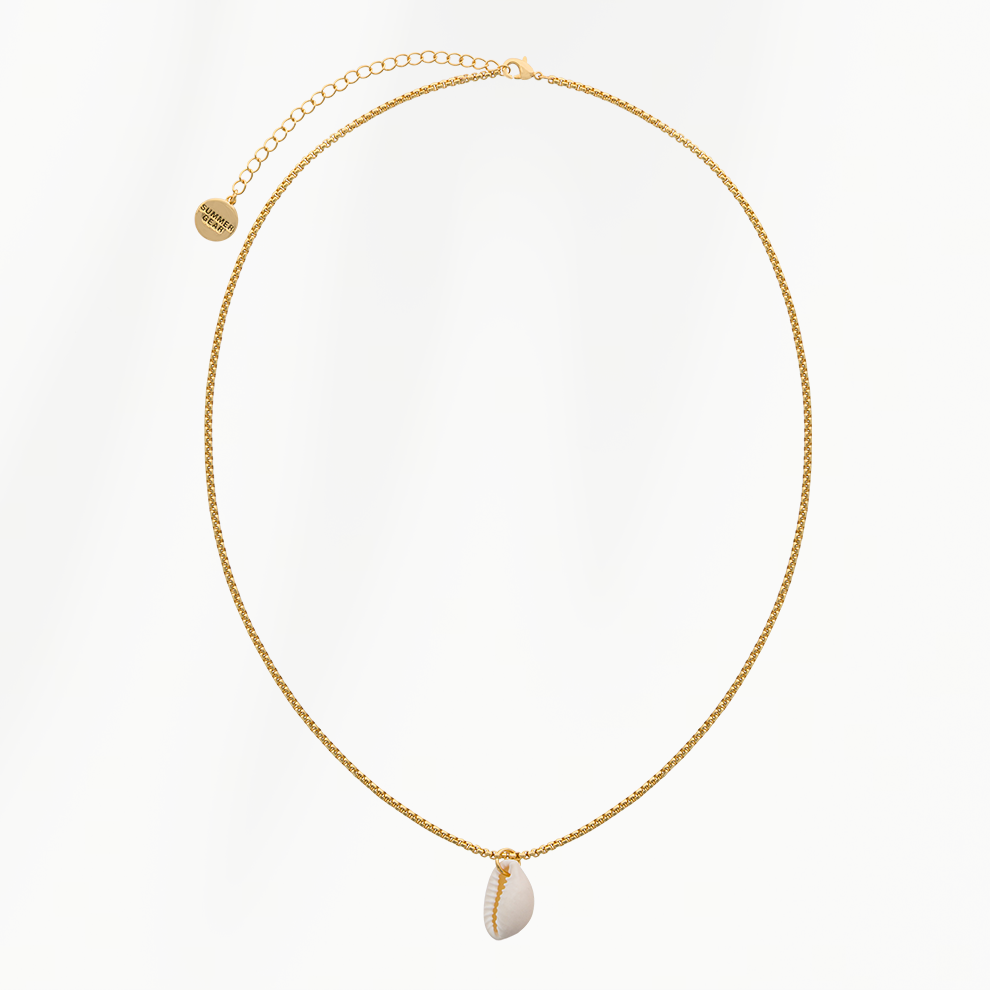 Goudvergulde damesketting Coastline van SummerGear met witte schelphanger, karabijnsluiting en verlengkettinkje op lichte achtergrond