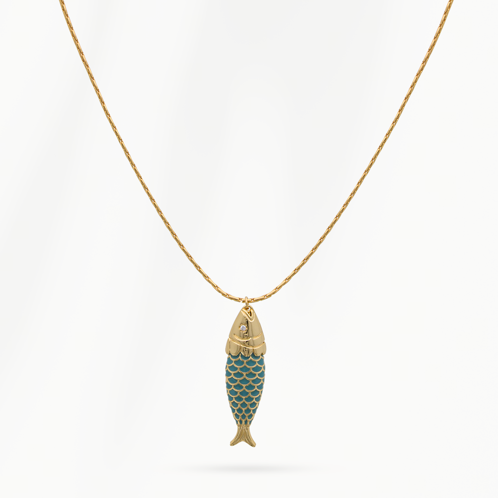 Goudvergulde damesketting Fish van SummerGear met langwerpige vishanger, blauwgroene schubben en goudkleurige details op witte achtergrond