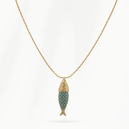Goudvergulde damesketting Fish van SummerGear met langwerpige vishanger, blauwgroene schubben en goudkleurige details op witte achtergrond