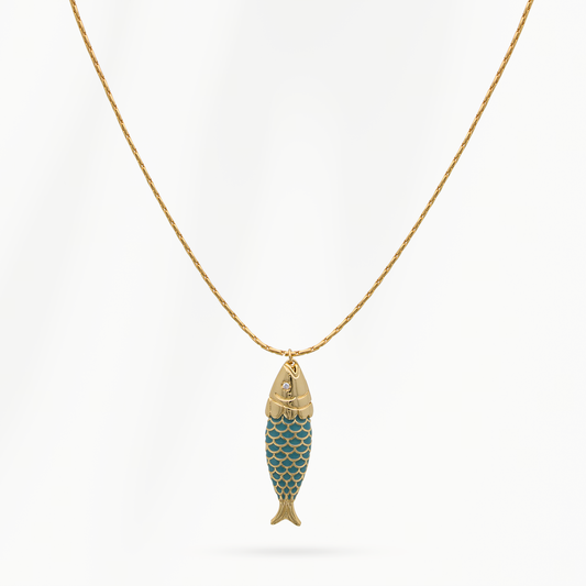 Goudvergulde damesketting Fish van SummerGear met langwerpige vishanger, blauwgroene schubben en goudkleurige details op witte achtergrond
