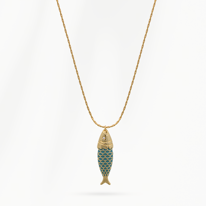 Goudvergulde damesketting Fish van SummerGear met lange fijne schakelketting en vishanger met blauwgroene schubben op lichte achtergrond
