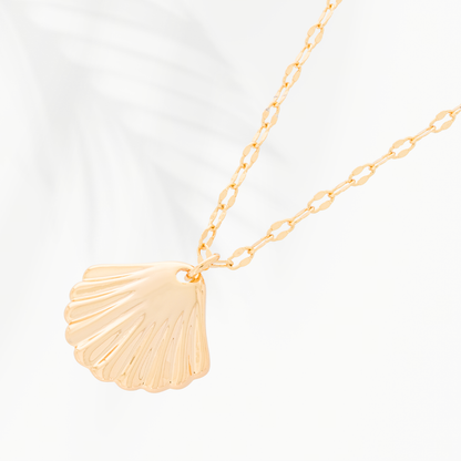 Close-up van de goudvergulde damesketting Shell van SummerGear met geribbelde schelphanger en fijne schakels