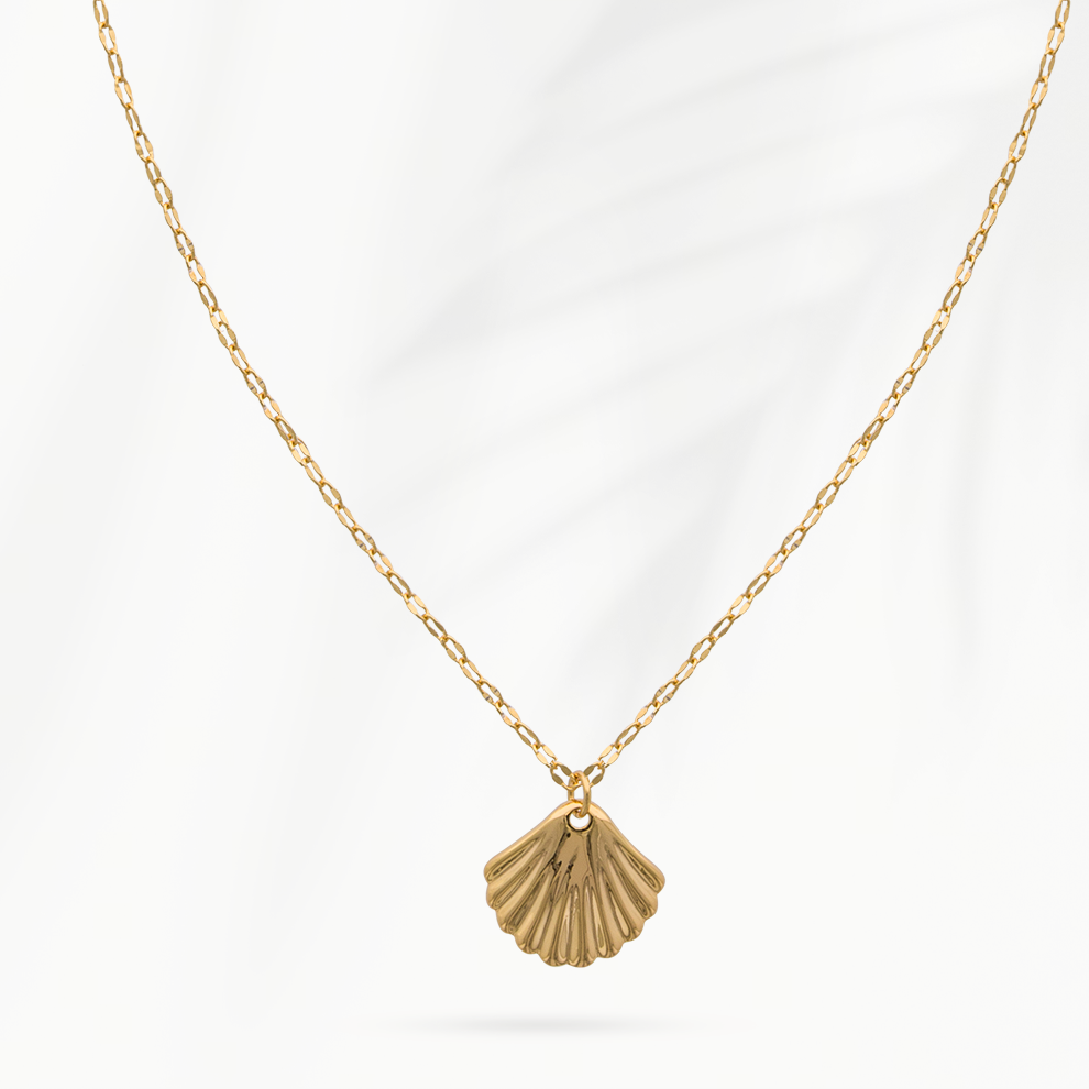 Goudvergulde damesketting Shell van SummerGear met geribbelde schelphanger en fijne schakels op lichte achtergrond