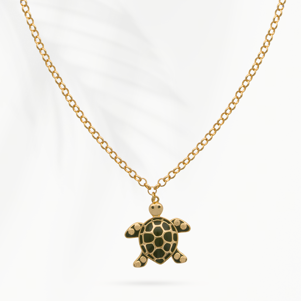 Goudvergulde damesketting Turtle van SummerGear met donkergroene schildpadhanger en ovale schakels op witte achtergrond