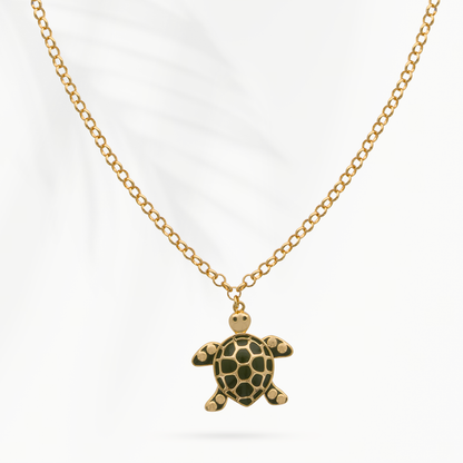 Goudvergulde damesketting Turtle van SummerGear met donkergroene schildpadhanger en ovale schakels op witte achtergrond