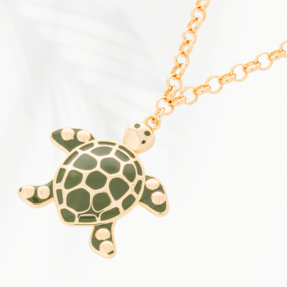 Close-up van goudvergulde damesketting Turtle van SummerGear met schildpadhanger, donkergroene details en ovale schakels